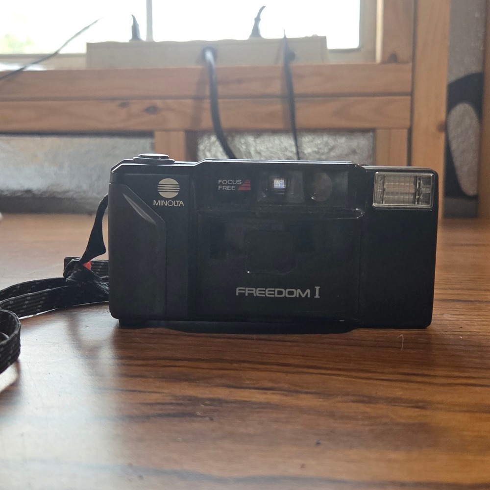 Minolta Freedom I 35mm Film Camera Focus Free Point and Shoot Black Japan